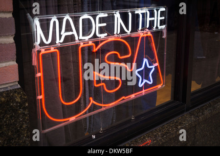 Ein Neon-Schild im Fenster ein American Apparel Store kündigt an, dass die Kleidung "in USA made ist". Stockfoto