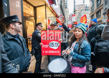 Arbeiter in Fastfood-Restaurants und ihre Unterstützer protestieren vor der Wendy in Lower Manhattan New York Stockfoto