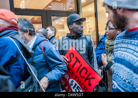 Arbeiter in Fastfood-Restaurants und ihre Unterstützer protestieren vor der Wendy in Lower Manhattan New York Stockfoto