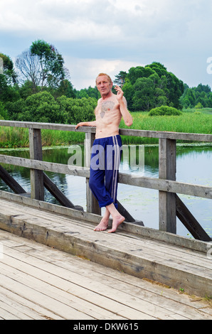 Lebensstil der ländlichen Sommer 2013-17. Die Einwohner des Dorfes hat einen Rest - stand auf dem Bürgersteig der Holzbrücke. Stockfoto