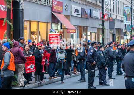 Arbeiter in Fastfood-Restaurants und ihre Unterstützer protestieren vor der Wendy in Lower Manhattan New York Stockfoto