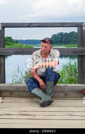 Lebensstil der ländlichen Sommer 2013-16. Die Einwohner des Dorfes hat einen Rest - sitzt auf dem Bürgersteig der Holzbrücke. Stockfoto