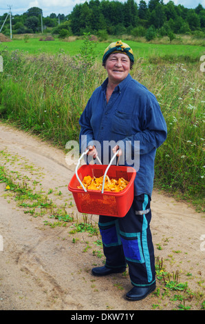 Lebensstil der ländlichen Sommer 2013-13. Die Einwohner des Dorfes kehrt aus dem Holz mit Champignons Pfifferlingen. Stockfoto