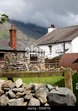 Traditionellen Lakeland-Stein-Hof, Wasdale Head, Lake District, Cumbria, England. Stockfoto