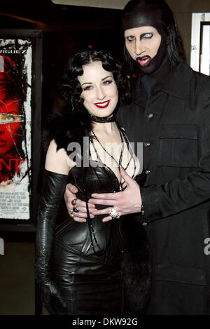 MARILYN MANSON, DITA VON TEESE. SÄNGERIN & FREUNDIN, MODEL. HOLLYWOOD, LOS ANGELES, USA.12/03/2002.LA961 Stockfoto