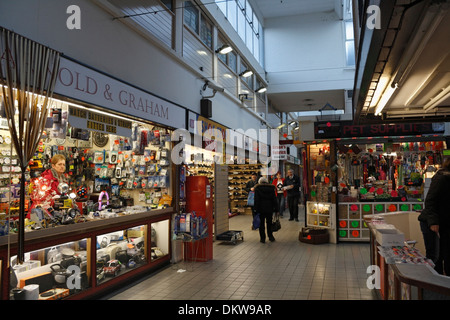 Abgerissen Castle Market Sheffield Indoor Market England, Hallengeschäfte. Stände und Einkäufer in einem jetzt abgerissenen Gebäude Stockfoto