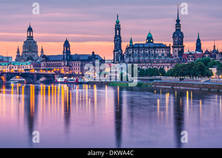 Dresden, Deutschland oberhalb der Elbe im Morgengrauen.