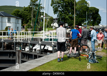 Boote und Yachten durchlaufen Neptuns Treppe auf dem Caledonian Canal Fort William Scotland UK Stockfoto