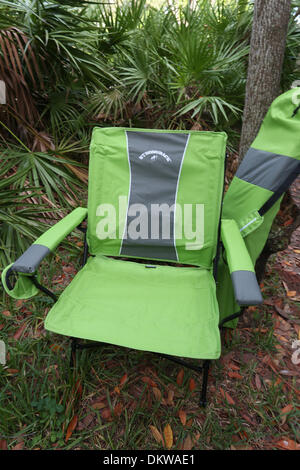 Pinellas Park, Florida, USA. 5. Dezember 2013. SCOTT KEELER | Times.Stongback Elite Travel Chair ist ergonomisch korrekt und komfortabel bietet integrierte Lordosenstütze. © Scott Keeler/Tampa Bucht Times/ZUMAPRESS.com/Alamy Live-Nachrichten Stockfoto