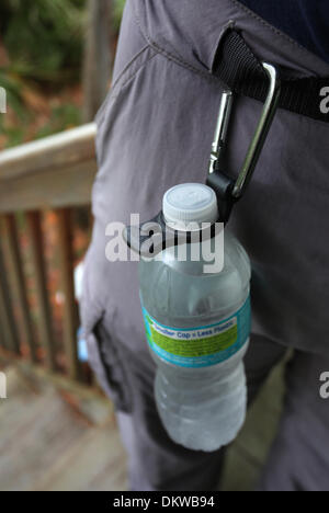 Pinellas Park, Florida, USA. 5. Dezember 2013. SCOTT KEELER | Times.The Flasche Bandit von Bison Designs passt auf einen Gürtel für den einfachen Transport. © Scott Keeler/Tampa Bucht Times/ZUMAPRESS.com/Alamy Live-Nachrichten Stockfoto