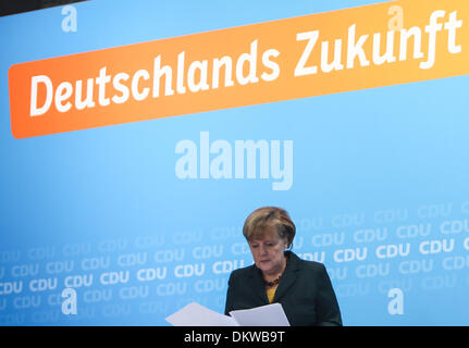 Berlin, Deutschland. 9. Dezember 2013. Bundeskanzlerin Angela Merkel besucht ein Parteitag der Deutschlands Christlich Demokratische Union (CDU) in Berlin, Deutschland, am 9. Dezember 2013. Angela Merkels konservative Block der CDU stimmten für das Bündnis mit dem Mitte-links Sozialdemokratische Partei (SPD) auf einem kleinen Parteitag am Montag. © Zhang Fan/Xinhua/Alamy Live-Nachrichten Stockfoto