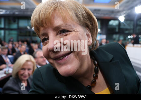 Berlin, Deutschland. 9. Dezember 2013. Bundeskanzlerin Angela Merkel besucht ein Parteitag der Deutschlands Christlich Demokratische Union (CDU) in Berlin, Deutschland, am 9. Dezember 2013. Angela Merkels konservative Block der CDU stimmten für das Bündnis mit dem Mitte-links Sozialdemokratische Partei (SPD) auf einem kleinen Parteitag am Montag. © Zhang Fan/Xinhua/Alamy Live-Nachrichten Stockfoto