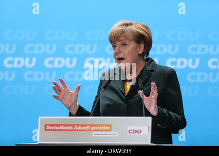 Berlin, Deutschland. 9. Dezember 2013. Bundeskanzlerin Angela Merkel spricht bei einem Parteitag der Deutschlands Christlich Demokratische Union (CDU) in Berlin, Deutschland, am 9. Dezember 2013. Angela Merkels konservative Block der CDU stimmten für das Bündnis mit dem Mitte-links Sozialdemokratische Partei (SPD) auf einem kleinen Parteitag am Montag. © Zhang Fan/Xinhua/Alamy Live-Nachrichten Stockfoto