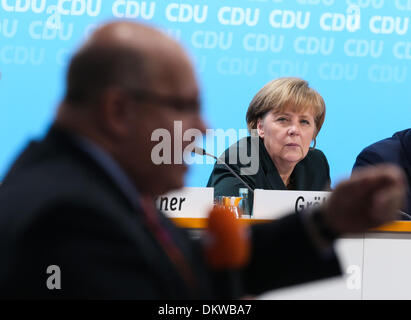 Berlin, Deutschland. 9. Dezember 2013. Bundeskanzlerin Angela Merkel besucht ein Parteitag der Deutschlands Christlich Demokratische Union (CDU) in Berlin, Deutschland, am 9. Dezember 2013. Angela Merkels konservative Block der CDU stimmten für das Bündnis mit dem Mitte-links Sozialdemokratische Partei (SPD) auf einem kleinen Parteitag am Montag. © Zhang Fan/Xinhua/Alamy Live-Nachrichten Stockfoto