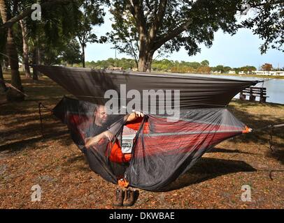 Pinellas Park, Florida, USA. 5. Dezember 2013. SCOTT KEELER | Times.The OneLink Hängematte Shelter System kombiniert eine Hängematte, Regen-und Fehler. © Scott Keeler/Tampa Bucht Times/ZUMAPRESS.com/Alamy Live-Nachrichten Stockfoto