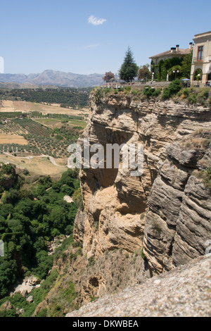 Zeigen Sie aus dem 18. Jahrhundert "Puente Nuevo" (neue Brücke) über die El Tajo-Schlucht, Ronda, Andalusien, Spanien an Stockfoto