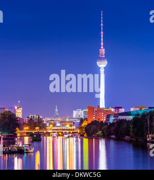 Berlin, Deutschland-Stadtbild über die Spree. Stockfoto