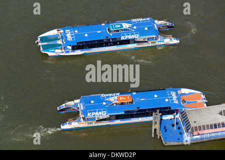 Blick von hoch über der Themse bei zwei Clipper Wasser Bus Boote neben London Bridge City Pier Stockfoto