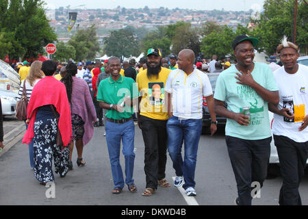 Soweto, Südafrika. 8. Dezember 2013. Kundenansturm zu trauern den Tod und das Leben von Nelson Rolihlahla Mandela vor seinem ehemaligen Wohnhaus in der Vilakazi Street in Soweto zu feiern. In Johannesburg. Südafrika Sonntag, 8. Dezember 2013 Picture by Zute Lightfoot/Alamy Live-Nachrichten Stockfoto