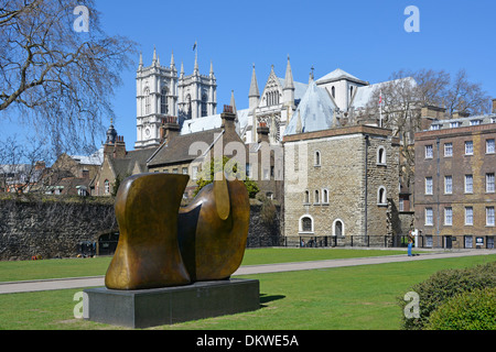 Bildhauer Henry Moore bronze abstrakte Moderne Kunst Skulptur Knife Edge zwei Stück im College Green Park Jewel Tower & Westminster Abbey über London, Großbritannien Stockfoto