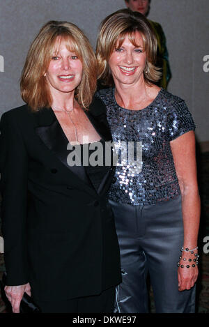 OLIVIA NEWTON-JOHN & RONA. SCHAUSPIELERIN & SCHWESTER. JAHRHUNDERT, LOS ANGELES, USA.17/02/2001.BF48E34 Stockfoto