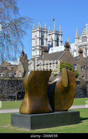 Bildhauer Henry Moore bronze abstrakte Moderne Kunst Skulptur Knife Edge zwei Stück im College Green Park Westminster Abbey über London, Großbritannien Stockfoto