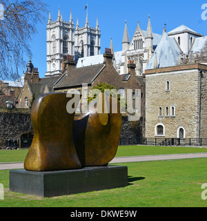 Bildhauer Henry Moore bronze abstrakte Moderne Kunst Skulptur Knife Edge zwei Stück im College Green Park Jewel Tower & Westminster Abbey über London, Großbritannien Stockfoto