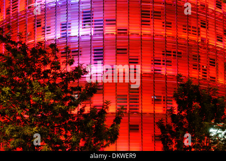 Agbar-Turm in der Nacht, Bereich der Stadtteil Poblenou in Sant Marti, Barcelona, Spanien Stockfoto