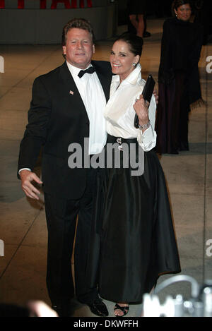 RYAN O' NEAL & ALI MACGRAW. AKTEURE. A.BEVERLY HILLS, LOS ANGELES, US.24/03/2002.LA1594 Stockfoto