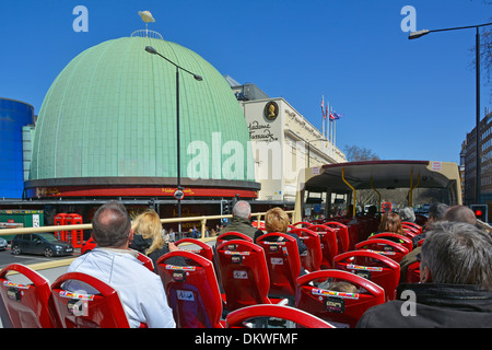 Touristen Passagiere öffnen oben Sightseeing Doppeldecker Tour Bus & grüne Patina Kupfer Verkleidung Kuppel von Madame Tussauds Wachs Museum London England Großbritannien Stockfoto