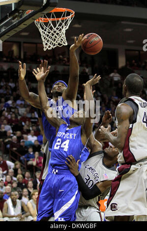 26. Januar 2010 - Columbia, Kentucky, USA - UK DEMARCUS COUSINS und ERIC BLEDSOE kämpften SC 30 - LAKEEM JACKSON für einen Rebound wie der University of Kentucky spielte die University of South Carolina in Colonial Life Arena in Columbia, SC, Dienstag, 26. Januar 2010. Dies ist zunächst eine halbe Aktion.  (Kredit-Bild: © Charles Bertram/Lexington Herald-Leader/ZUMA Press) Einschränkungen: * USA Ta Stockfoto