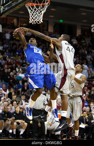 26. Januar 2010 - Columbia, Kentucky, USA - ERIC BLEDSOE hatte seinen Schuss von SC SAM MULDROW blockiert, wie der University of Kentucky der University of South Carolina in Columbia, SC, koloniale Leben Arena Dienstag, 26. Januar 2010 gespielt. Dies ist zunächst eine halbe Aktion. (Kredit-Bild: © Charles Bertram/Lexington Herald-Leader/ZUMA Press) Einschränkungen: * USA Boulevardpresse Rechte heraus * Stockfoto