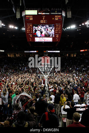 26. Januar 2010 - Columbia, Kentucky, USA - Fans stürmten das Gericht nach der University of Kentucky wurden von der University of South Carolina in Colonial Life Arena in Columbia, SC, Dienstag, 26. Januar 2010 besiegt. Dies ist zweite Hälfte Aktion. SC gewann 68-62. (Kredit-Bild: © Charles Bertram/Lexington Herald-Leader/ZUMA Press) Einschränkungen: * USA Boulevardpresse Rechte heraus * Stockfoto