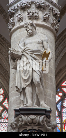 Brüssel - Juni 22: Statue des Hl.. Thadeus oder Jude der Apostel durch Jeroom Duquesnoy de Jonge in der Kathedrale von st. Michael Stockfoto