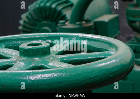 Eine große gusseiserne Trennscheibe auf ein Ventil Stockfoto