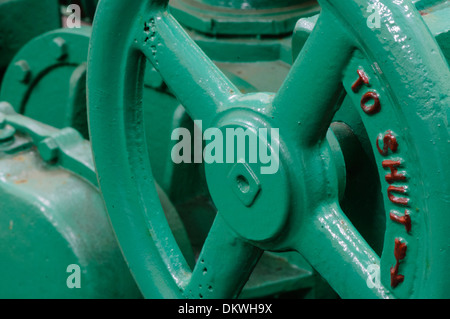 Eine große gusseiserne Trennscheibe auf ein Ventil Stockfoto