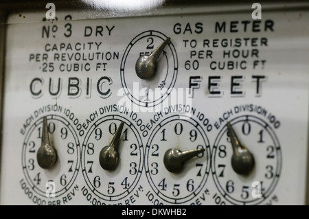 Nahaufnahme der Zifferblätter auf eine alte altmodische Gaszähler aus den 1920er Jahren/1930er-Jahren Stockfoto