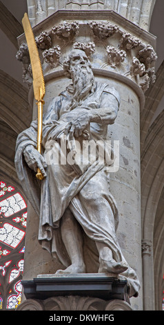 Brüssel - Juni 22: Statue von st. Simon der Apostel von Lucas e Faid Herbe (1644) im barocken Stil von Kathedrale Stockfoto