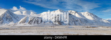 Panorama von der Alyeska Rohöl-Pipeline durch die verschneiten Berge der Brooks Range von Dalton Highway Alaska USA Stockfoto