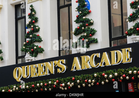 Queens Arcade in Belfast mit Weihnachtsschmuck Stockfoto