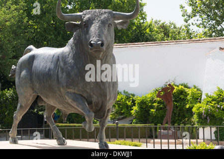 Stier-Statue außerhalb der Plaza de Toros, Spaniens älteste Stierkampfarena, Ronda, Andalusien, Spanien. Stockfoto