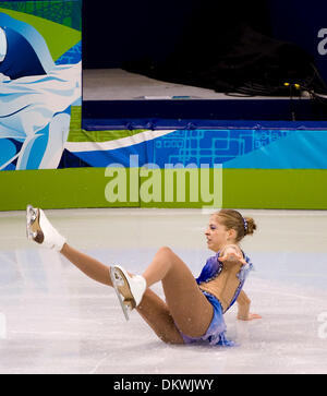 25. Februar 2010 - Vancouver, British Columbia, Kanada - Olympiade Damen Kür - Italien Carolina Kostner fiel während ihres Auftritts in Damen Kür und belegte den 16. Platz bei den Olympischen 2010 am 25. Februar 2010 in Vancouver, Britisch-Kolumbien. (Kredit-Bild: © Paul Kitagaki Jr./ZUMApress.com) Stockfoto