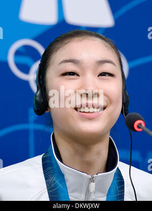 Kim Yu-Na von Südkorea spricht während einer Pressekonferenz am Freitag Abend im Main Press Center nach ihrer Goldmedaille für Eiskunstlauf bei den Olympischen Winterspielen 2010 in Vancouver. Stockfoto