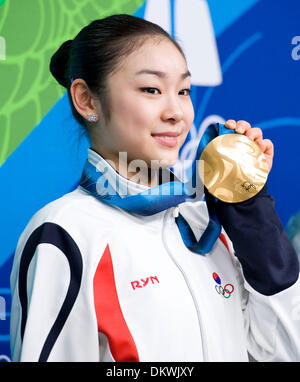 26. Februar 2010 - Vancouver, British Columbia, Kanada - KIM YU-NA von Südkorea mit ihrem Gold-Medaille im Main Press Center nach dem Gewinn ihrer Medaille für Eiskunstlauf bei den Olympischen Winterspielen 2010 in Vancouver. (Kredit-Bild: © Patrick T Fallon/ZUMApress.com) Stockfoto