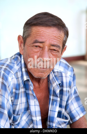 Kubanische Mann, Mitte im Alter, Alter 50er Jahre, Kopf und Schultern Porträt, Vinales Stadt Kuba Karibik Stockfoto