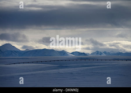 Alyeska erhöhten Trans Alaska-Erdöl-Pipeline in den tief verschneiten Brooks Range Bergen aus den Dalton Highway Alaska USA Stockfoto