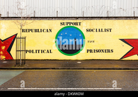 Wandbild an der Wand des Weltfriedens, Belfast für die Irische republikanische sozialistische Partei. Stockfoto