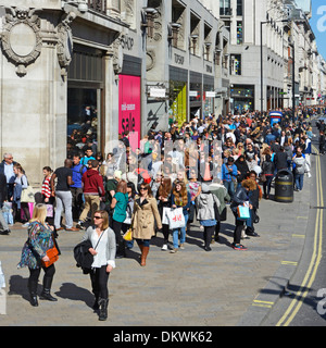 Menschenmenge Touristen & Shopper im geschäftigen London West End Oxford Street zu Fuß Bürgersteig vor Topshop-Shop mit Verkauf auf London England Großbritannien Stockfoto