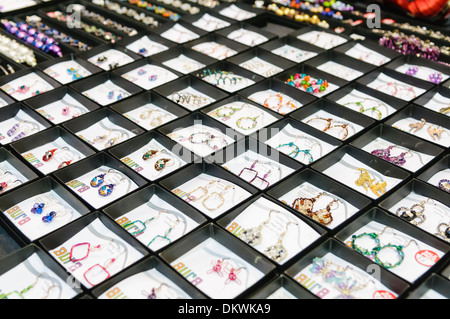 Handgefertigte Schmuck zum Verkauf an einem Marktstand Stockfoto