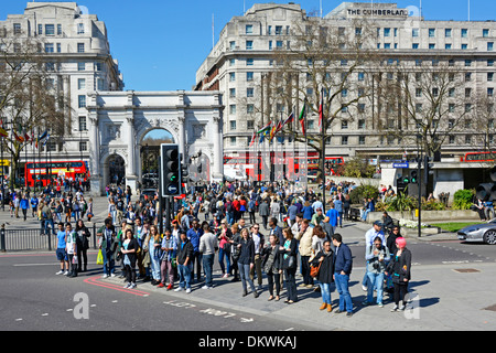 Fußgängerüberweg Ampel an der Park Lane Straßenkreuzung mit der Marble Arch und The Cumberland Hotel darüber hinaus Stockfoto